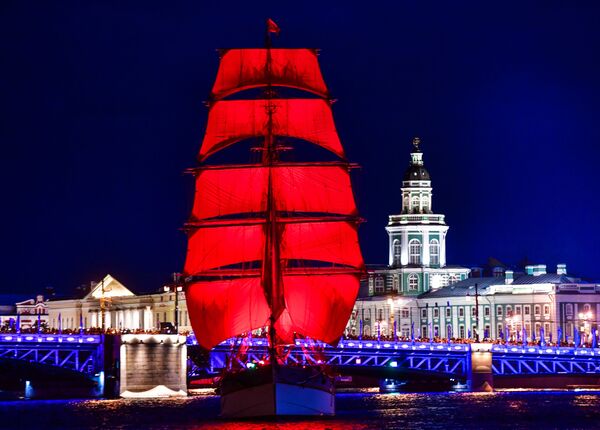 Традиционный праздник выпускников Алые паруса прошел в Санкт-Петербурге в ночь с 23 на 24 июня.