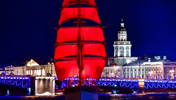 Традиционный праздник выпускников Алые паруса прошел в Санкт-Петербурге в ночь с 23 на 24 июня.