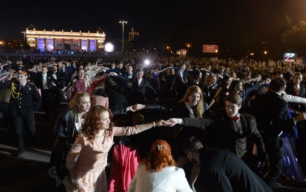 Митинг в красноярске. Парк горького выпускной 2023. Без массовое. Репортажи выпускных вечеров на красной площади. Школьные мероприятия.