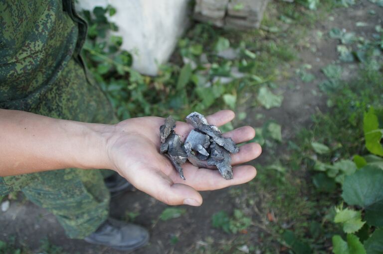 Осколки боеприпасов, выпущенных ВСУ по городу Стаханов в ЛНР. 23 июня 2017 Осколки боеприпасов, выпущенных ВСУ по городу Стаханов в ЛНР. 23 июня 2017