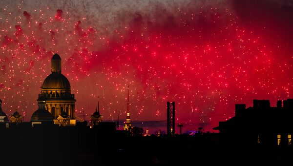 Фейерверк на празднике выпускников Алые паруса-2017 в Санкт-Петербурге