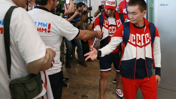 Спортсмен олимпийской сборной России по боксу Василий Егоров (справа). Архивное фото