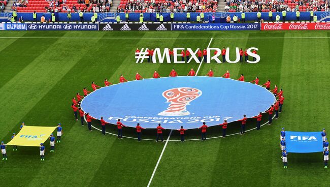 Логотип Кубка конфедераций FIFA 2017 на поле перед началом матча Кубка конфедераций-2017 по футболу между сборными Мексики и России. 24 июня 2017