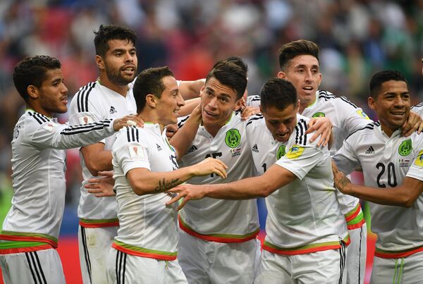 Игроки сборной Мексики радуются забитому мячу во время матча Кубка конфедераций-2017 по футболу между сборными Мексики и России