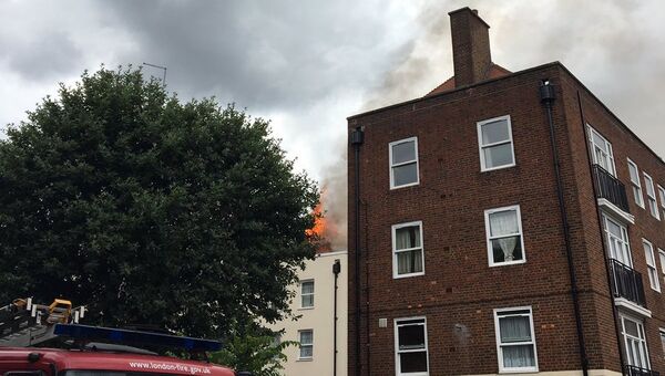 Загоревшийся дом в районе Бетнал Грин в Лондоне. 24 июня 2017