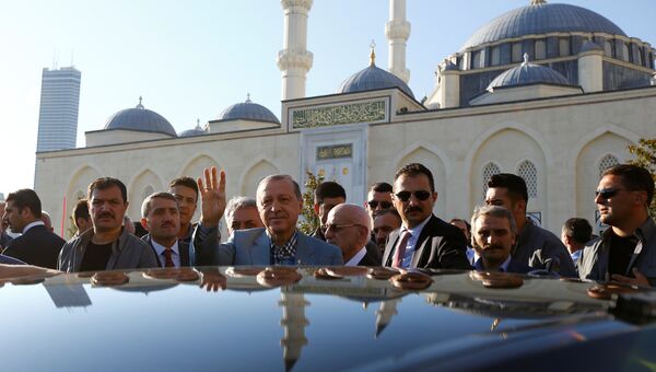 Президент Турции Реджеп Тайип Эрдоган после утренней молитвы в мечети в Стамбуле. 25 июня 2017