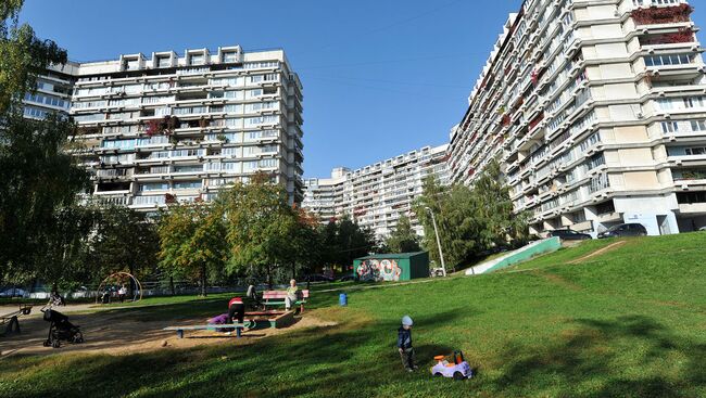 Во дворе жилого дома в одном из районов Москвы. Архивное фото