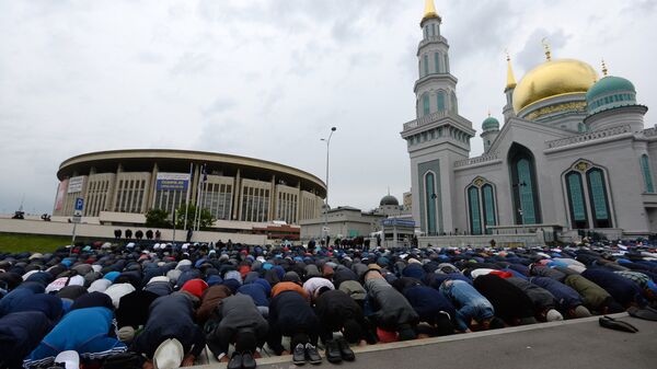 Мусульмане у Соборной мечети в Москве в день праздника Ураза-байрам. 25 июня 2017