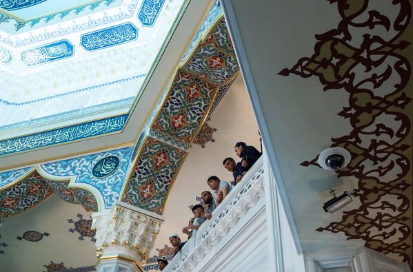 Мусульмане в Соборной мечети в Москве в день праздника Ураза-байрам. 25 июня 2017