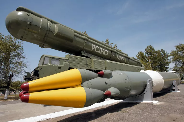 Ракетный комплекс средней дальности РСД-10 в музее на полигоне Капустин Яр Ракетный комплекс средней дальности РСД-10 в музее на полигоне Капустин Яр