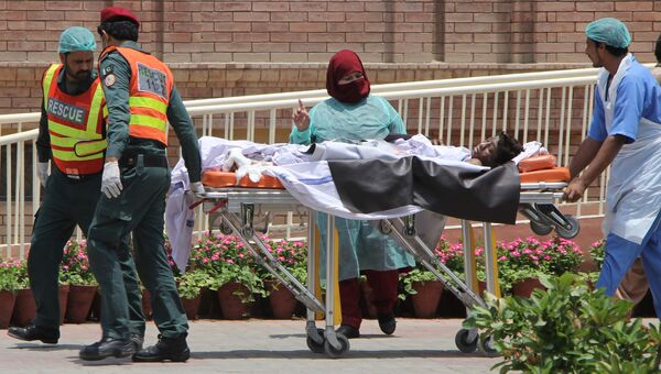 Эвакуация пострадавших при взрыве бензовоза в Пакистане. 25 июня 2017