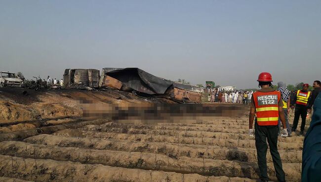 Взрыв бензовоза в провинции Пенджаб в Пакстане. 25 июня 2017