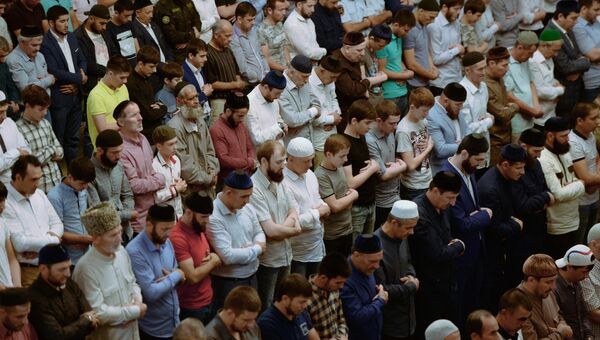 Мусульмане в мечети имени Ахмата Кадырова в Грозном в день праздника Ураза-байрам. 25 июня 2017