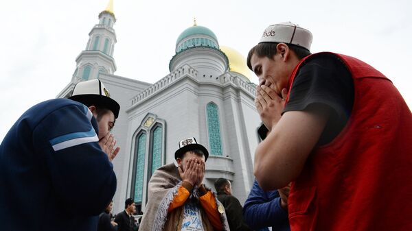 Мусульмане у Соборной мечети в Москве в день праздника Ураза-байрам. 25 июня 2017