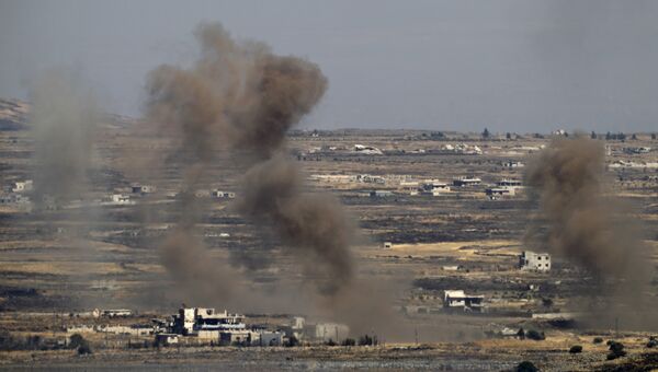 Дым в районе Голанских высот после авиаудара израильских ВВС. Архивное фото