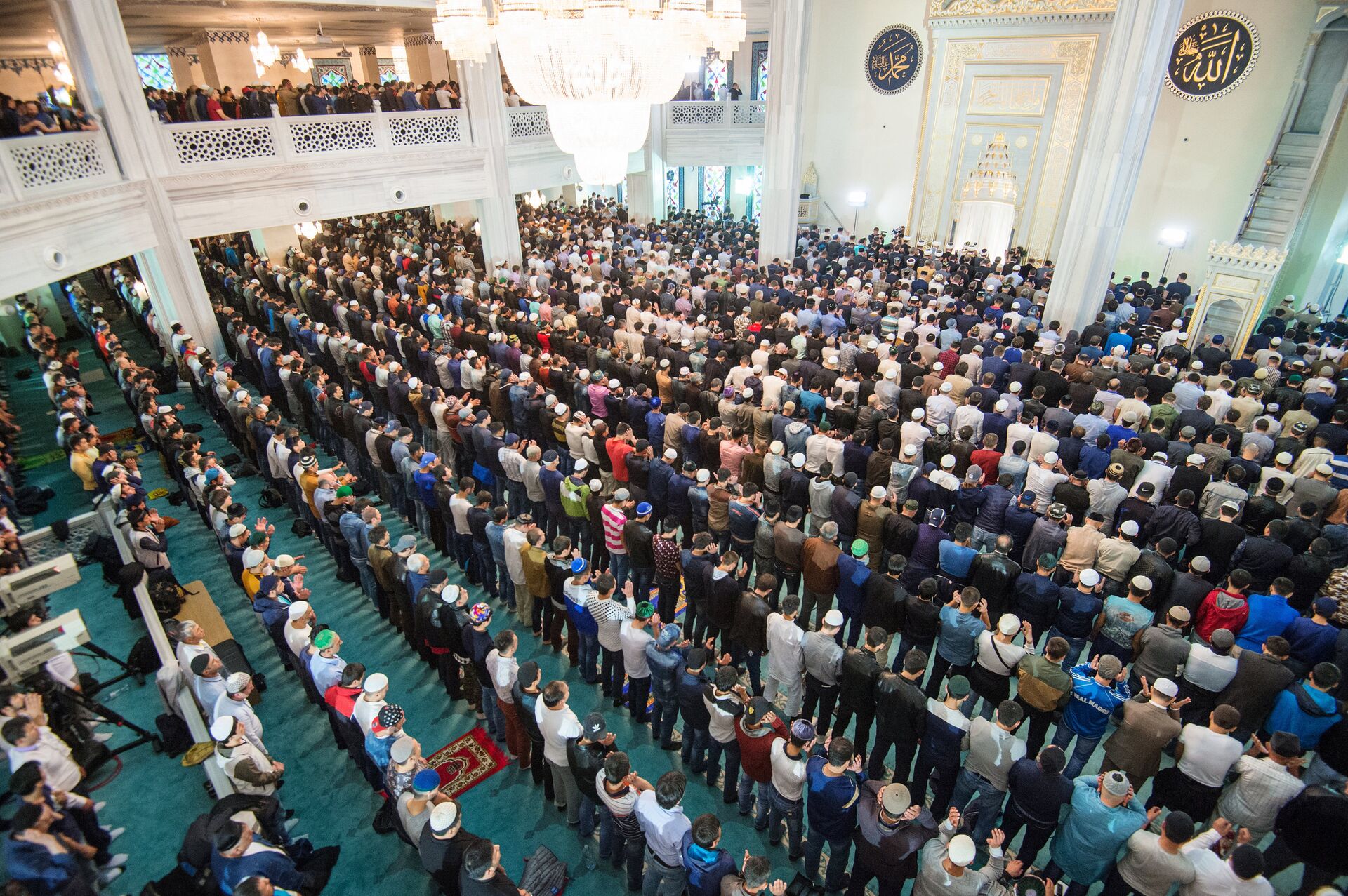 Мусульмане в Соборной мечети в Москве в день праздника Ураза-байрам - РИА Новости, 1920, 29.04.2022