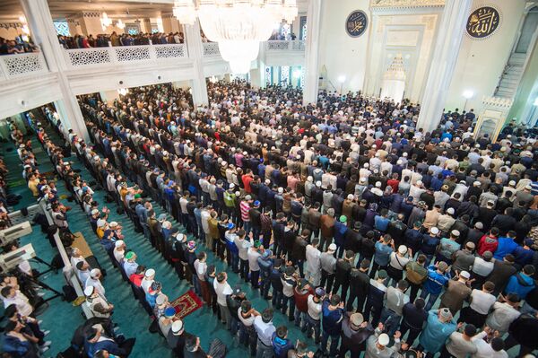 Мусульмане в Соборной мечети в Москве в день праздника Ураза-байрам