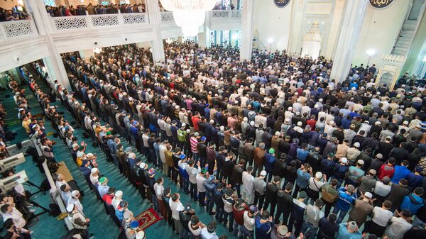 Мусульмане в Соборной мечети в Москве в день праздника Ураза-байрам