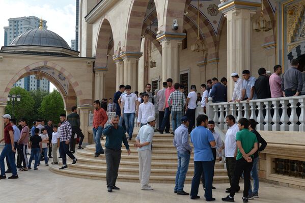 Мусульмане у мечети имени Ахмата Кадырова в Грозном в день праздника Ураза-байрам
