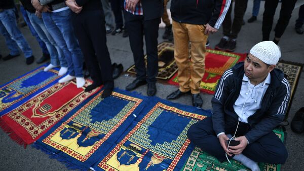 Мусульмане у Соборной мечети в Москве в день праздника Ураза-байрам