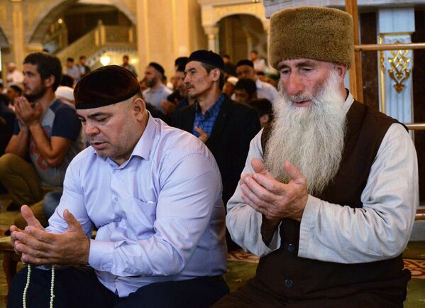 Мусульмане в мечети имени Ахмата Кадырова в Грозном в день праздника Ураза-байрам