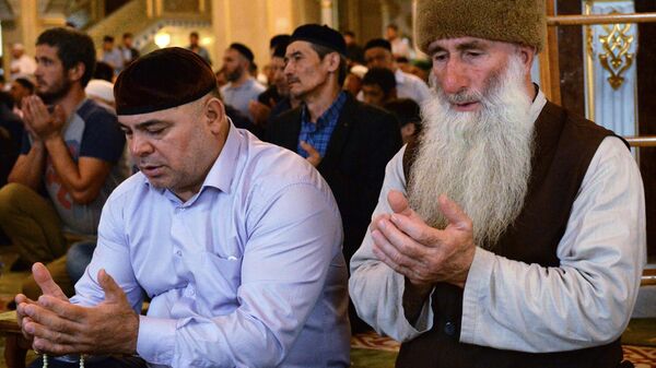 Мусульмане в мечети имени Ахмата Кадырова в Грозном в день праздника Ураза-байрам