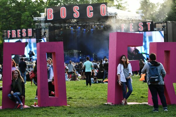 Отдыхающие на музыкальном фестивале Bosco Fresh Fest 2017 в московском музее-заповеднике Царицыно