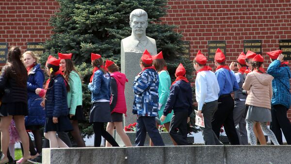 Школьники проходят мимо бюста  Иосифа Сталина. Архивное фото