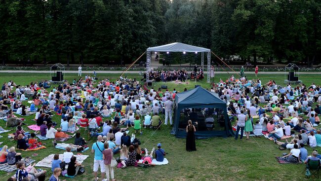 Зрители на V Ночном классическом концерте на траве из цикла Classic Open Air Moscow в Ботаническом саду МГУ Аптекарский огород в Москве. Архивное фото