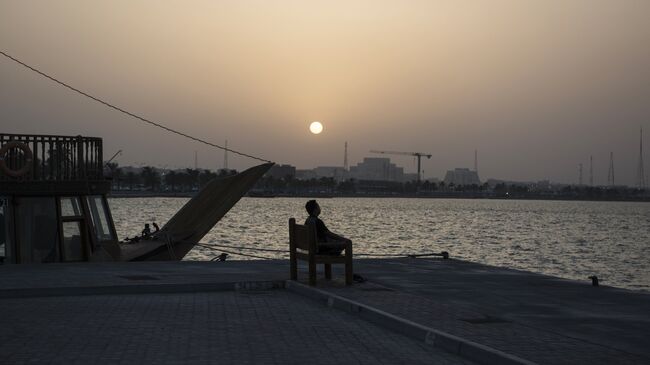Мужчина на набережной в столице Катара Дохе. Архивное фото