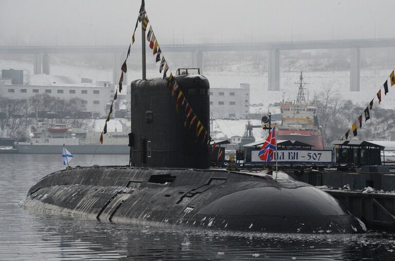 Дизельная подводная лодка класса Варшавянка возле пирса Дизельная подводная лодка класса Варшавянка возле пирса