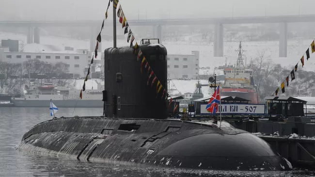 Подводная лодка возле пирса