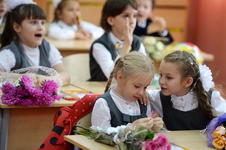 Первоклассники на первом уроке в одной из московских школ. Архивное фото Первоклассники на первом уроке в одной из московских школ. Архивное фото