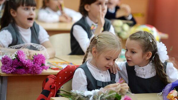 Первоклассники на первом уроке в одной из московских школ. Архивное фото