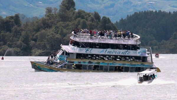 Туристическое судно El Almirante тонет в водохранилище неподалеку от города Гуатапе в Колумбии. 25 июня 2017