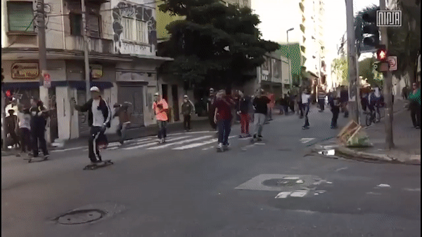 В Сан-Паулу автомобиль въехал в группу скейтбордистов