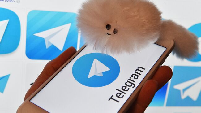 Логотип мессенджера Telegram на экранах смартфона и компьютера