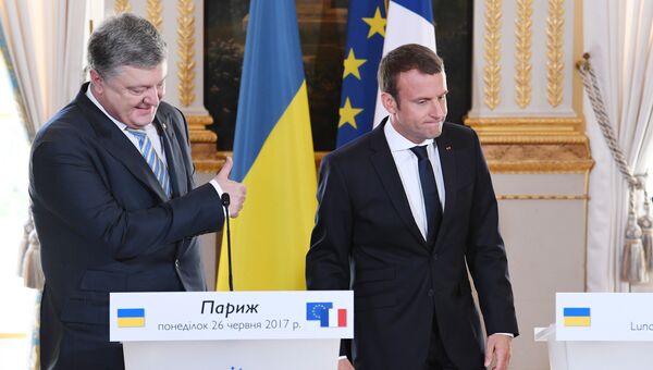 Президент Франции Эммануэль Макрон и президент Украины Петр Порошенко во время встречи в Париже. 26 июня 2017