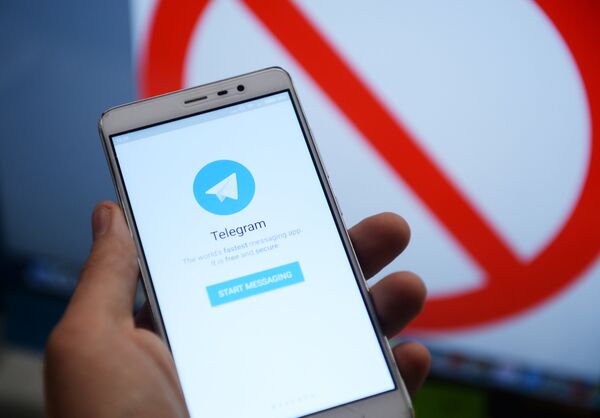 Мессенджер Telegram на экране телефона Мессенджер Telegram на экране телефона