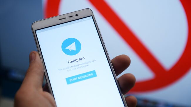 Мессенджер Telegram на экране телефона. архивное фото