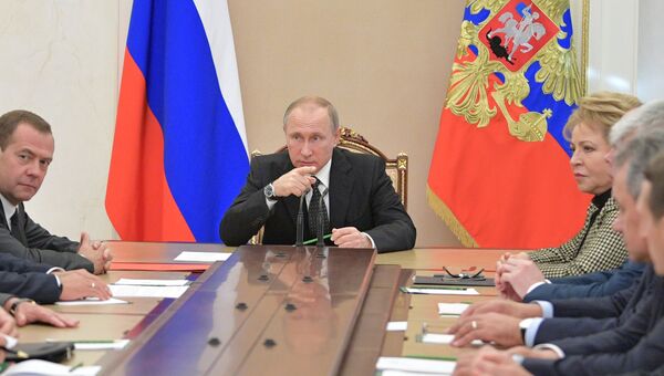 Владимир Путин и Дмитрий Медведев на совещании с постоянными членами Совета безопасности РФ. 26 июня 2017