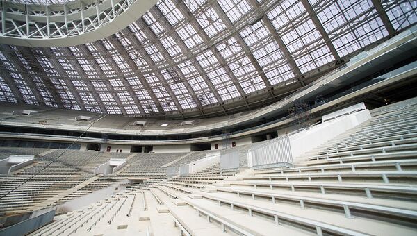 Вид строящегося стадиона Лужники в Москве. Архивное фото