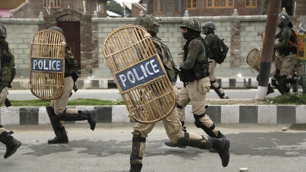Военизированные силы Индии преследуют мусульманских протестующих в контролируемом Индией Кашмире. 26 июня 2017