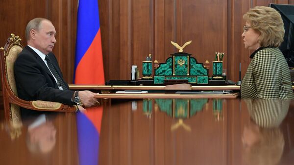 Президент РФ Владимир Путин и председатель Совета Федерации Валентина Матвиенко во время встречи