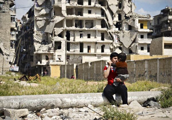 Дети на улице разрушенного района Салах-ад-дин в Алеппо. Сирия, 13.04.2016