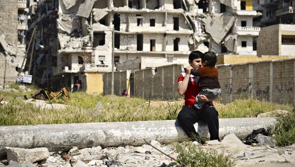 Дети на улице разрушенного района Салах-ад-дин в Алеппо. Сирия, 13.04.2016