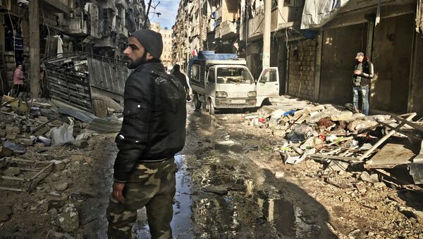 Боец сирийской армии на улице восточного квартала Алеппо. Сирия, 18.12.2016