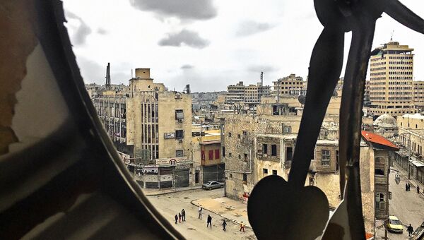 Вид на Старый город - исторический центр Алеппо с Часовой башни. Архивное фото