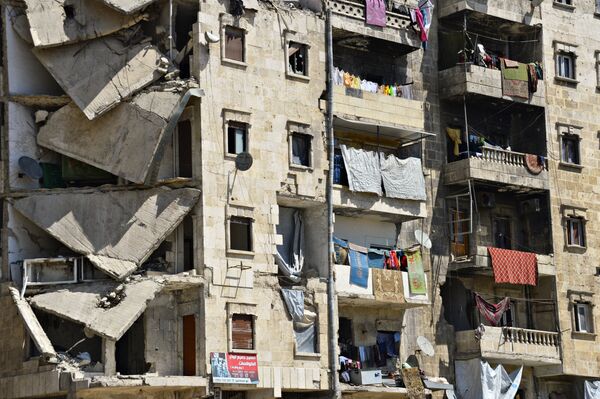Жители района Салах-ад-дин города Алеппо продолжают жить в разрушенных домах.  Сирия, 14.04.2016