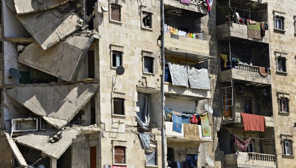 Жители района Салах-ад-дин города Алеппо продолжают жить в разрушенных домах.  Сирия, 14.04.2016